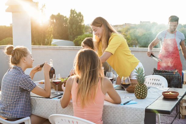 快乐的人们在户外烧烤聚会上一起吃和喝葡萄酒-主要集中在手工采摘沙拉图片下载