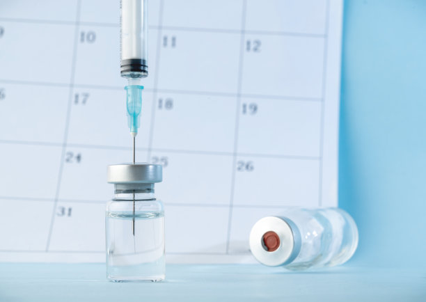 注射器和疫苗在日历股票照片图片下载