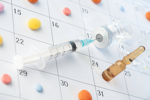 从一个玻璃小瓶的照片中向注射器中注入Covid-19冠状病毒疫苗图片下载