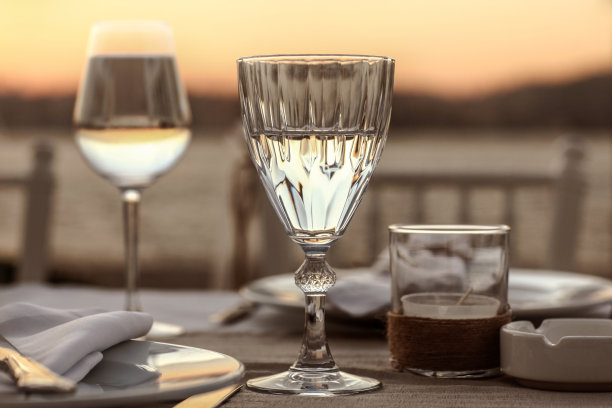 桌上放着一杯水图片下载