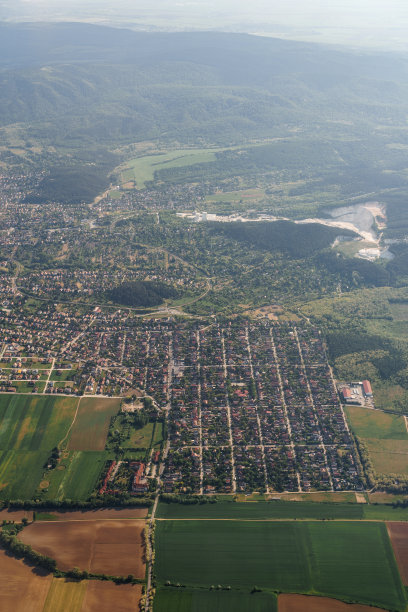 从飞机窗口看到的布达佩斯图片下载