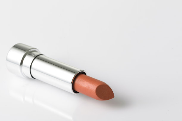 口红放在丙烯酸桌子上，右边空着图片下载