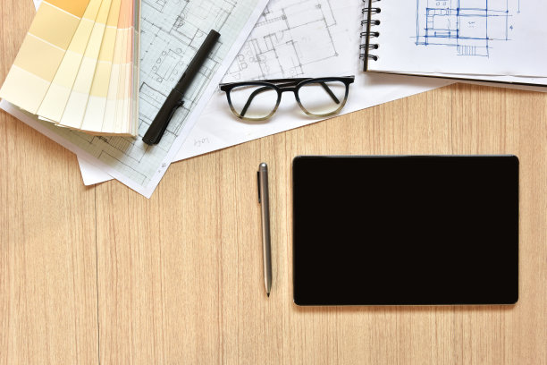 建筑师办公桌的俯视图，上面有用于绘图的钢笔在木桌上勾画出的想法，现代技术的概念是用写字板进行建筑工作图片下载