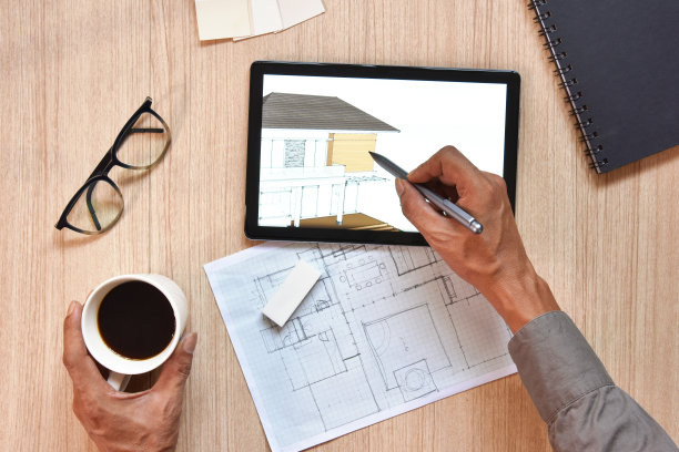 建筑师书桌的俯视图与手写和绘制设备上的绘图笔素描的想法在木桌上，现代技术的概念建筑工作与写字板图片下载