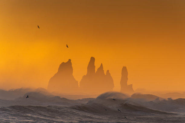 冰岛的迪霍莱角Reynisfjara海滩和Reynisdrangar玄武岩海堆。暴风雨的日出图片下载