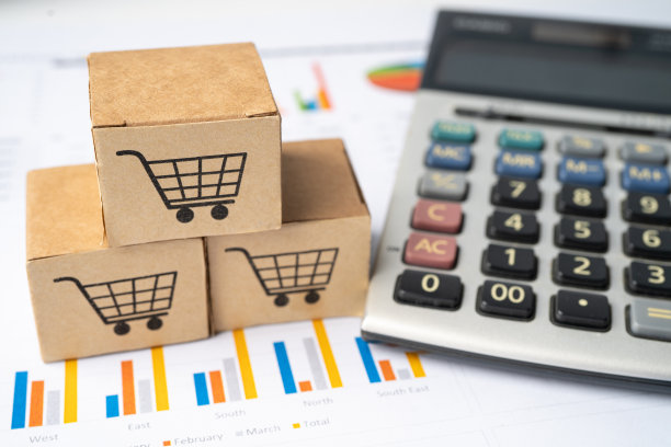 购物车标志上的盒子与放大镜在图形背景。银行账户，投资分析研究数据经济，贸易，进出口运输在线公司概念。图片下载