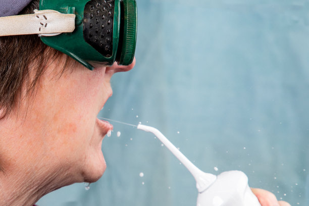 老妇人和她的挑水器图片下载