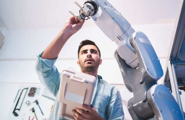 一组工程师正在用机器人做实验。一个未来的假体机器人手臂被专业开发工程师测试的特写图片下载