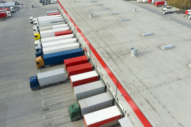 货运码头附近的运输，交付产品和货物。在一个阳光明媚的日子里从无人机上看到的景象。图片下载