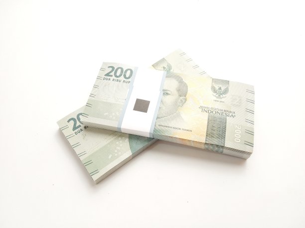 简单的照片，俯视图，印度尼西亚卢比包，2000年，白色背景图片下载