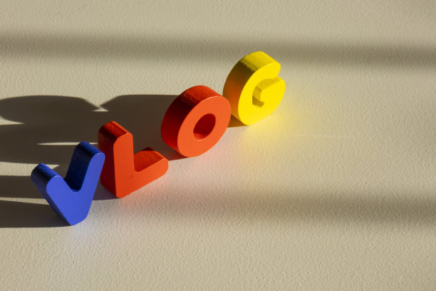 VLOG字由彩色abc字母块木制字母组成，复制空间为广告文字。图片下载