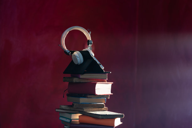 耳机麦克风和一堆书的照片图片下载