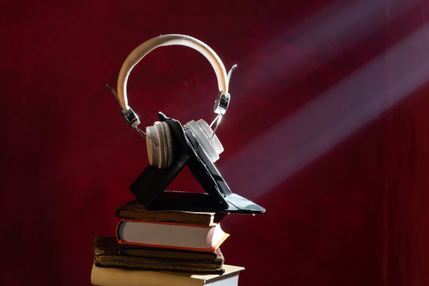 耳机麦克风和一堆书的照片图片下载