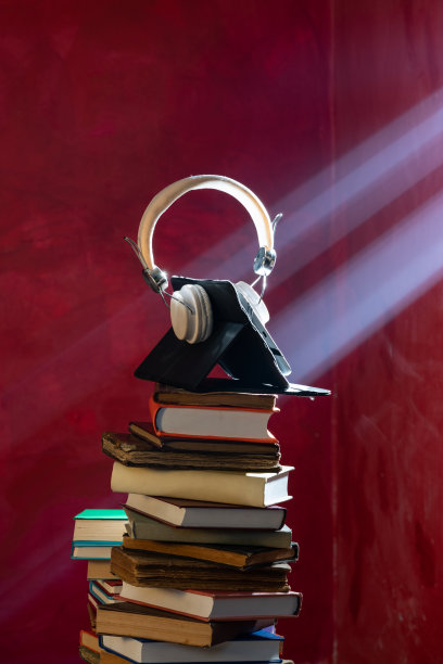 耳机麦克风和一堆书的照片图片下载