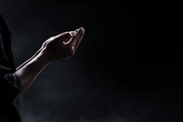 穆斯林男子的双手祈祷图片下载