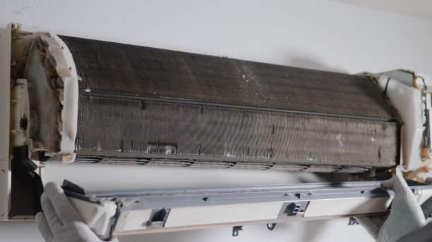 技术员服务检查和维修空调房室内墙上图片下载