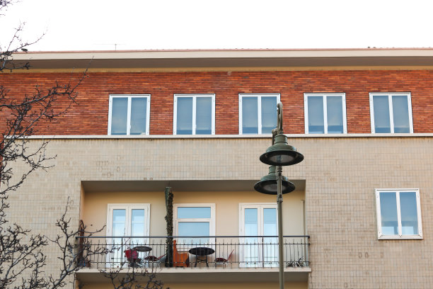 观景阳台在多层建筑与桌椅图片下载