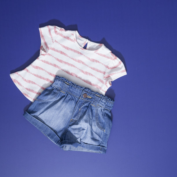 女式短袖上衣及短裤;照片在蓝色背景。图片下载