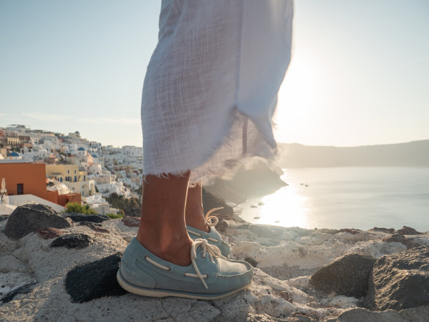 女人从上往下眺望圣托里尼岛图片下载