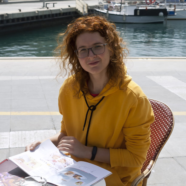 年轻女子在海边咖啡馆拿着菜单图片下载