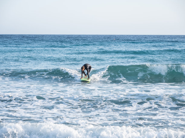 男子在撒丁岛冲浪图片下载
