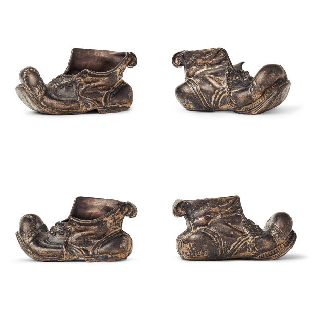 一只旧金属鞋被孤立在带有阴影的白色背景上。从两方面看图片下载