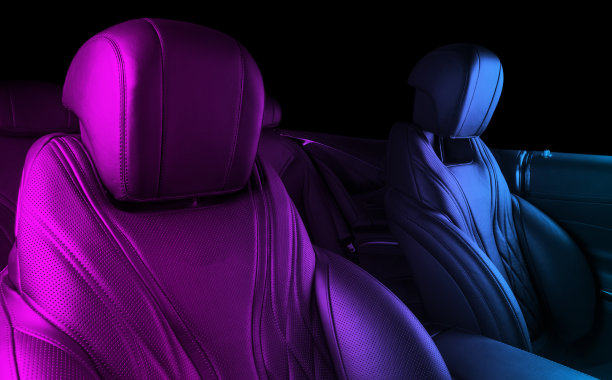 现代豪华车内。豪华现代汽车内部的蓝色和粉色调。舒适的真皮座椅。Perforarated皮革。现代汽车内饰。汽车内部图片下载