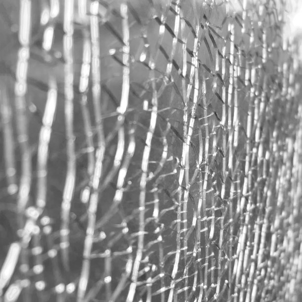 背景裂纹在破碎的无色玻璃上，纹理图片下载