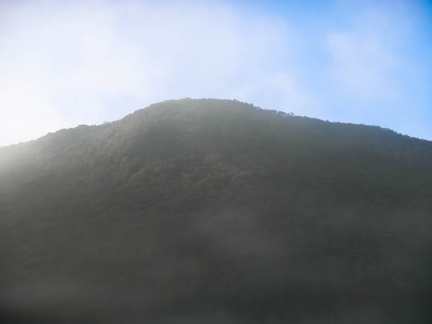 四周群山景色优美图片下载