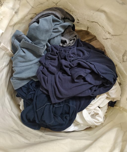 脏衣服放在洗衣篮里图片下载