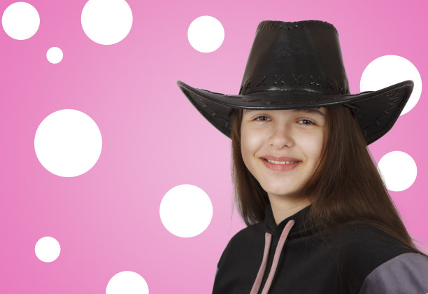 戴帽子的少女在影棚摆姿势图片下载