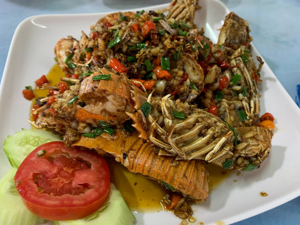 用辣椒和大蒜煸炒平头龙虾-特写图片下载