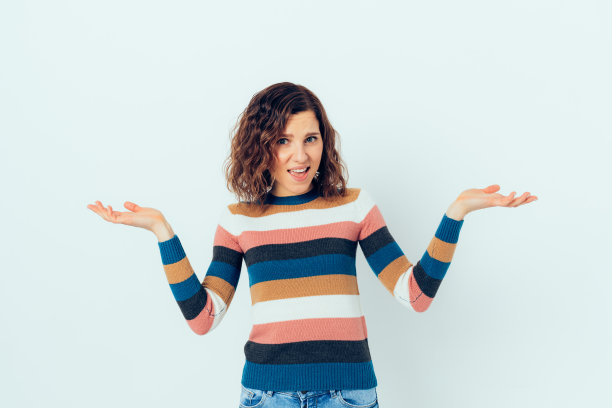 一幅不满的年轻女子耸肩的画像图片下载