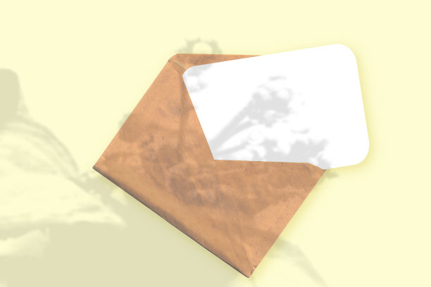自然光从植物上投射阴影在一个信封上，一张白纸躺在黄色纹理的背景。模型图片下载