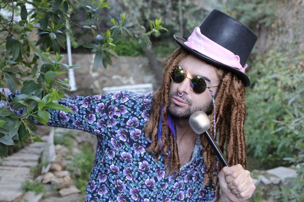 手持麦克风的另类歌手图片下载