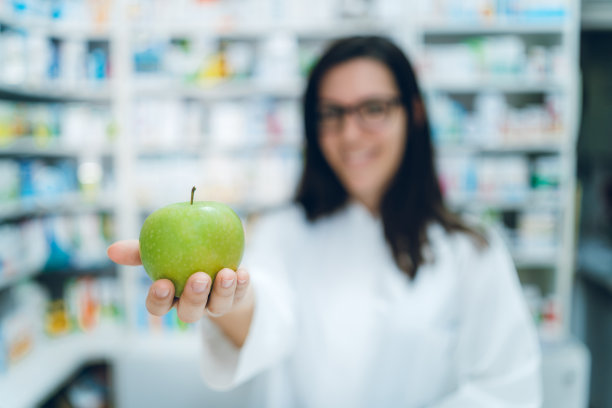 药剂师拿着青苹果图片下载