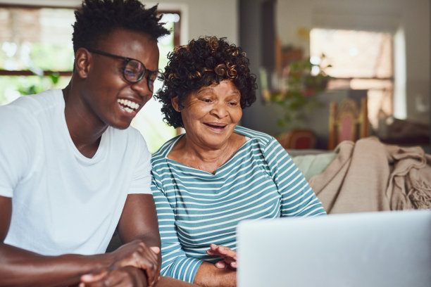 祖母和孙子在家里用笔记本电脑看电影的照片图片下载