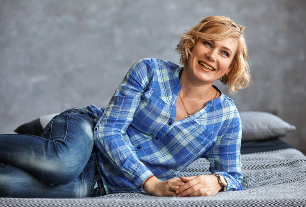 美丽的女人正躺在床上放松图片下载