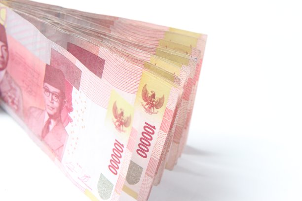 印尼盾纸币，近距离100000在白色背景图片下载