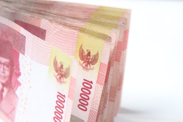 印尼盾纸币，近距离100000在白色背景图片下载