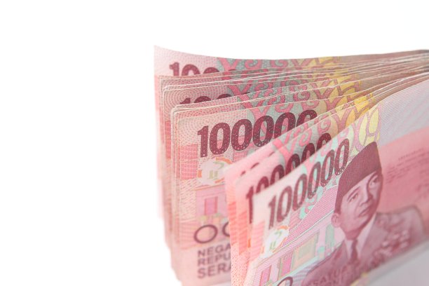 印尼盾纸币，近距离100000在白色背景图片下载