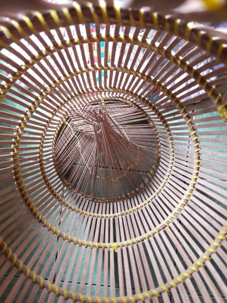 照片中编织的竹的纹理排列成一个圆圈，作为一个鱼陷阱图片下载