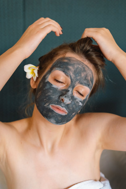 美丽的女人敷面膜。健康，治疗和水疗放松的概念。图片下载