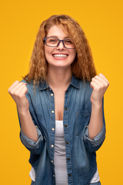 快乐时尚的年轻女子与是的姿态图片下载