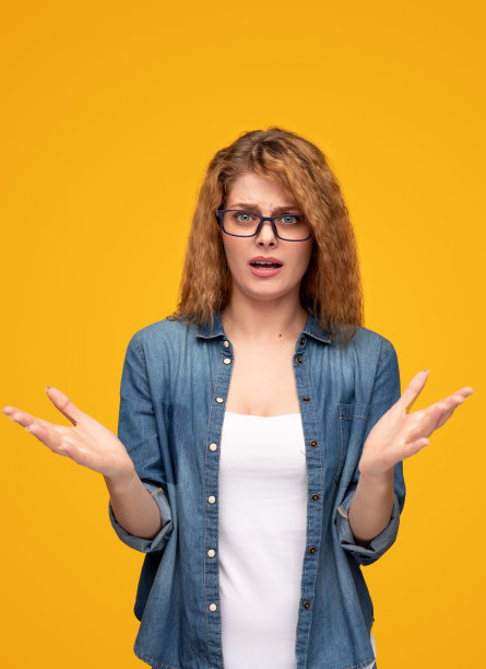 目瞪口呆的女人在误解中张开双臂图片下载