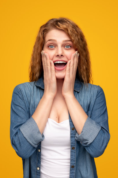 快乐惊奇的女人看着相机图片下载