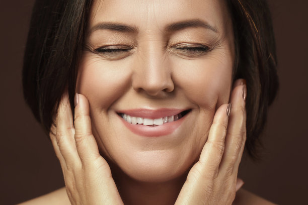 美丽的中年女子闭着眼睛图片下载