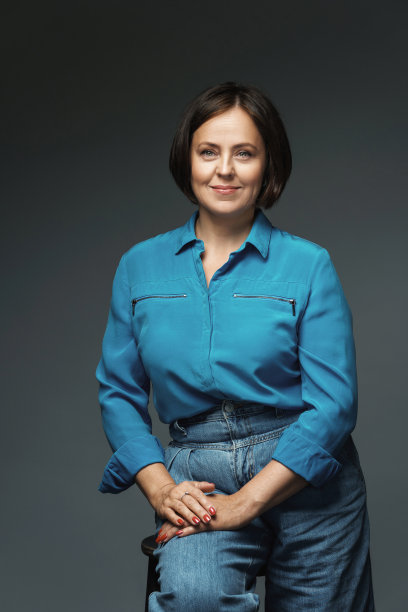 穿着蓝色衬衫的美丽中年妇女图片下载