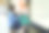 快乐的妈妈和小女儿在商场购物图片下载