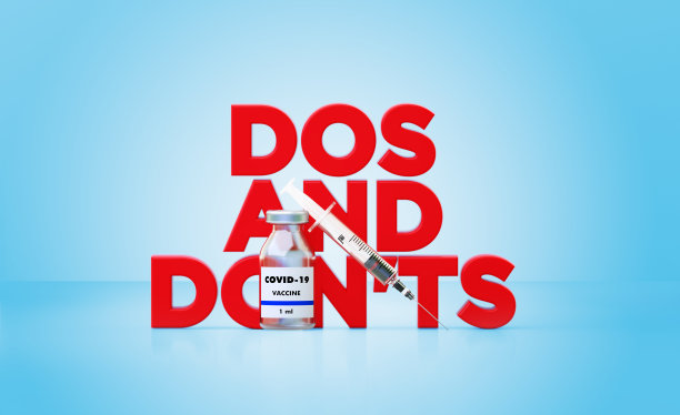 注射器和COVID-19疫苗瓶放置在蓝色背景上的红色“该做和不该做”文字前图片下载